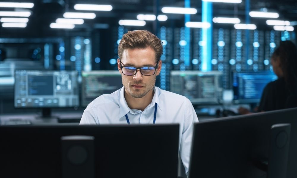 Security analyst in data center